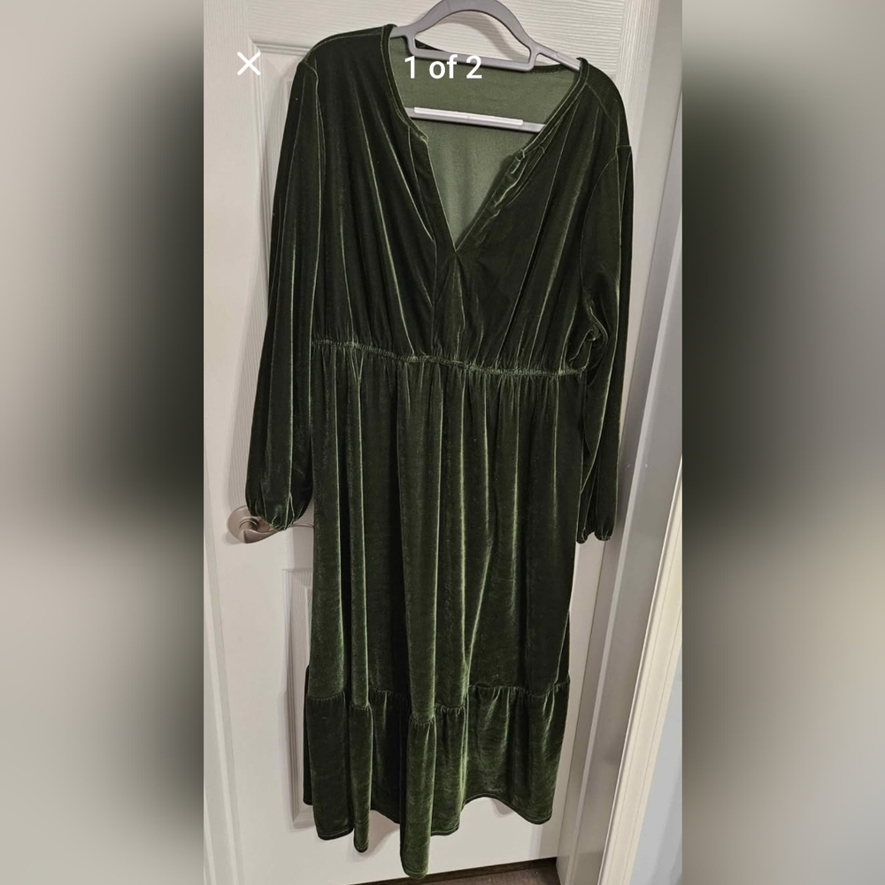 Elegant Women's Velvet Maxi Dress in Deep Green 3X - Picture 2 of 3